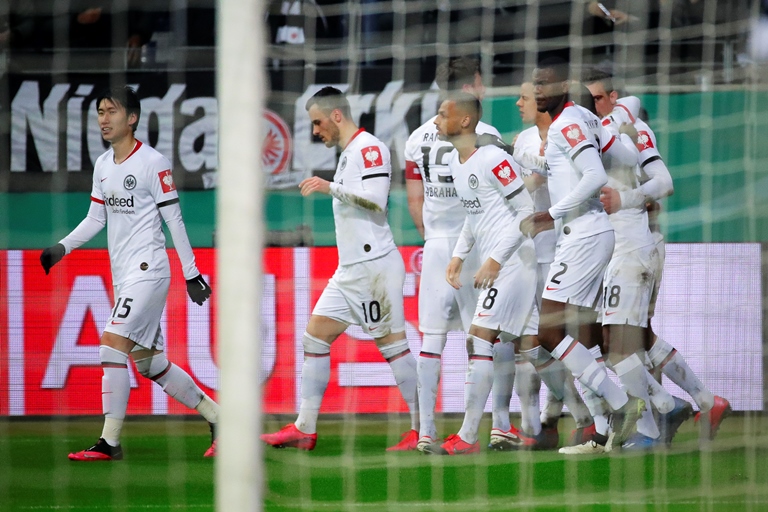 Фудбалери Ајнтрахта почели с тренинзима: Лепо је бити на терену, али пазимо